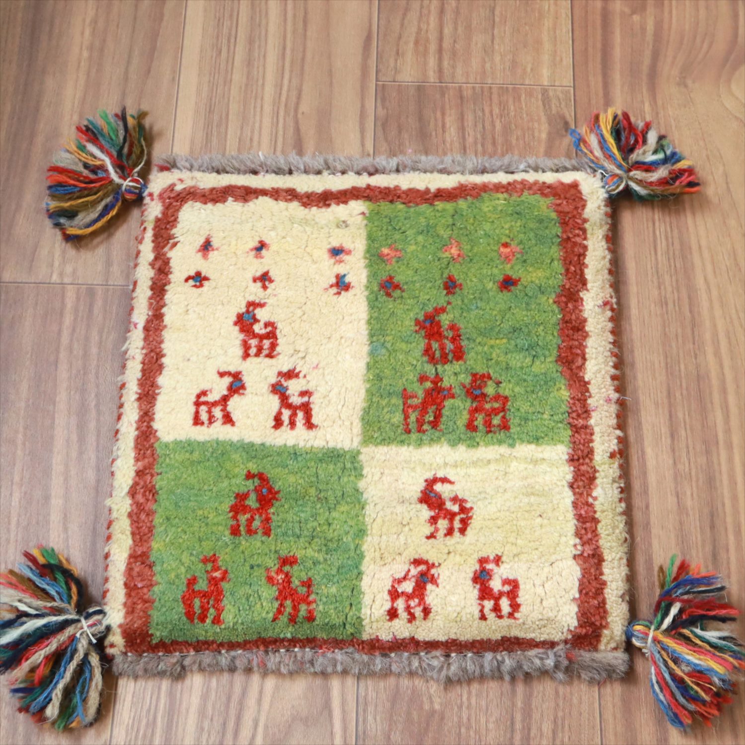 ギャッベ イラン産手織り 座布団サイズ 36x34cm クリーム色とグリーン