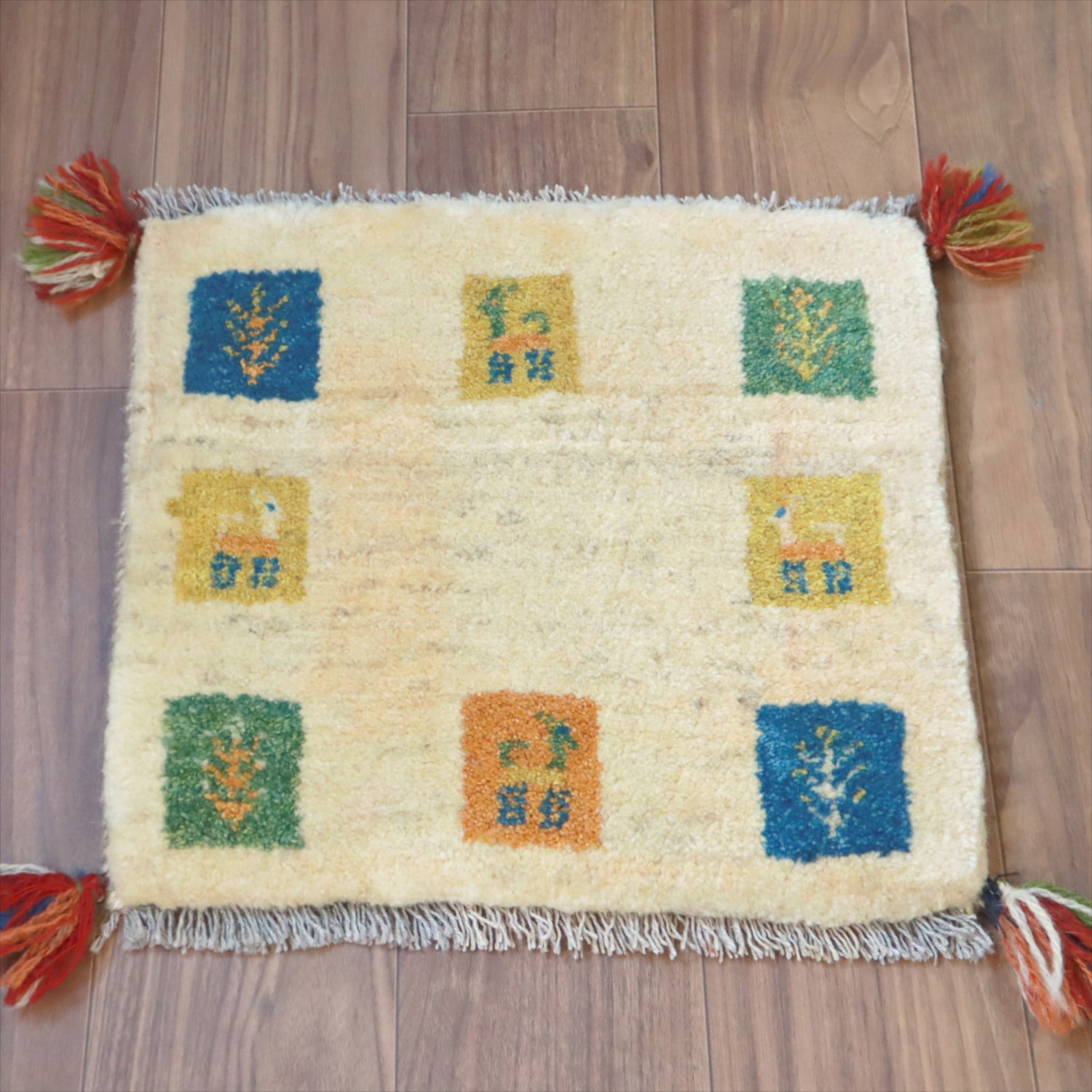 ギャッベ イラン産手織り 座布団サイズ 40x44cm ナチュラルアイボリー【色うつり・難あり】