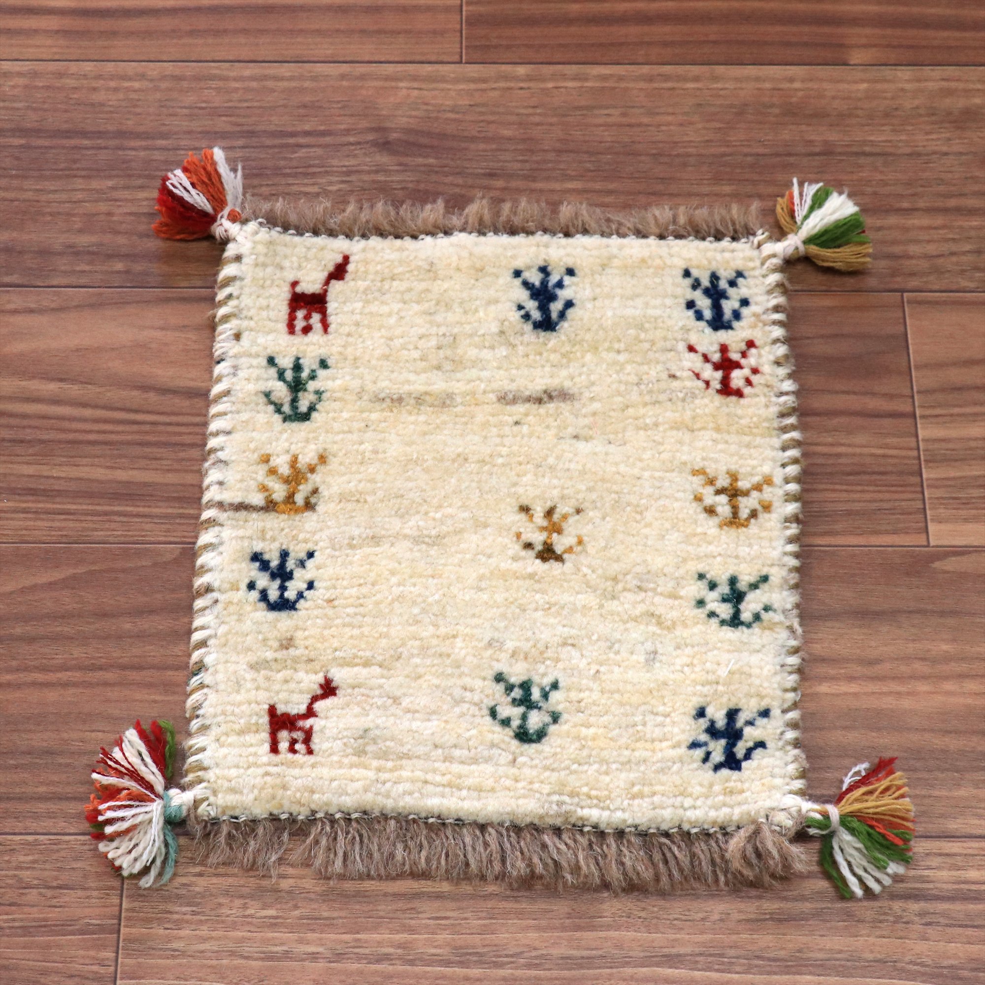 ギャッベ イランの手織り 小さなラグ 32x30cm