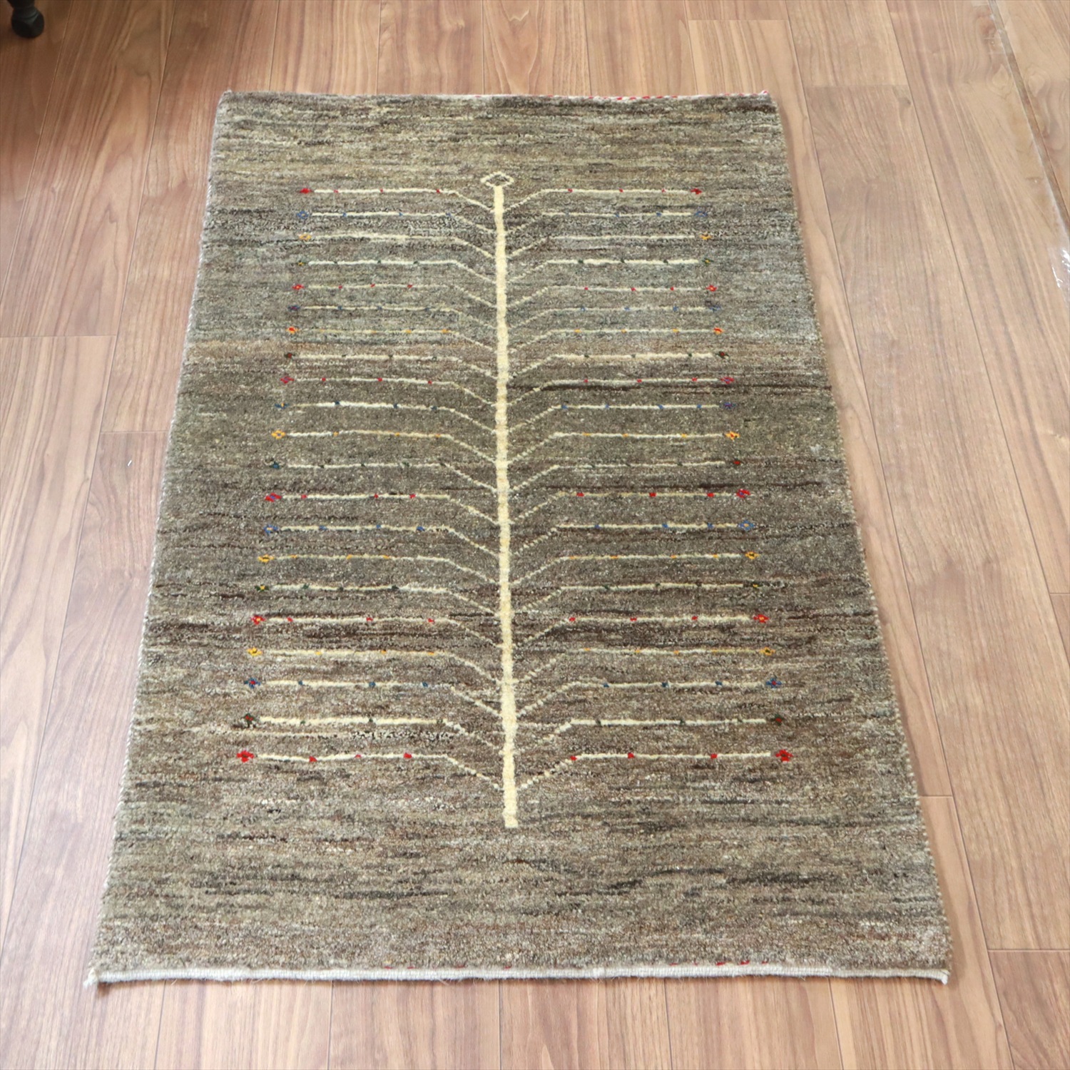 ギャッベ イラン 手織りラグ 123x78cm Gabbeh Nomad 無染色のグレー　生命の木