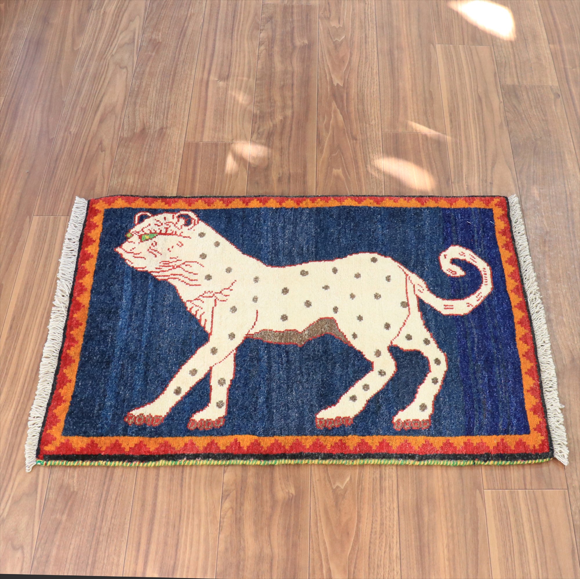 ライオンギャッベ　トライバルラグ 91x65cm 白いヒョウ