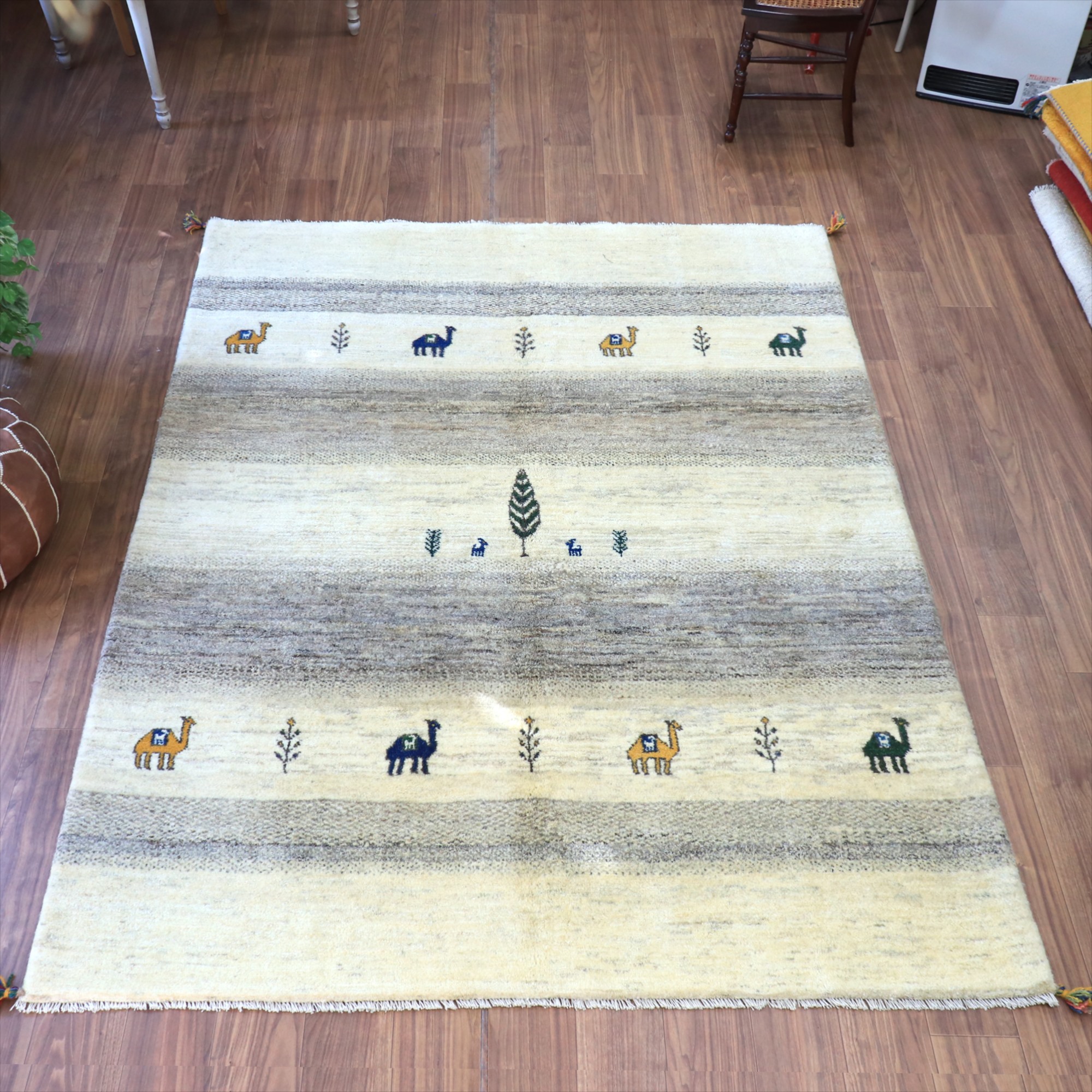 ギャッベ　手織りラグ　イラン産 233x180cm 天然羊毛のアイボリー&グレー　ラクダ