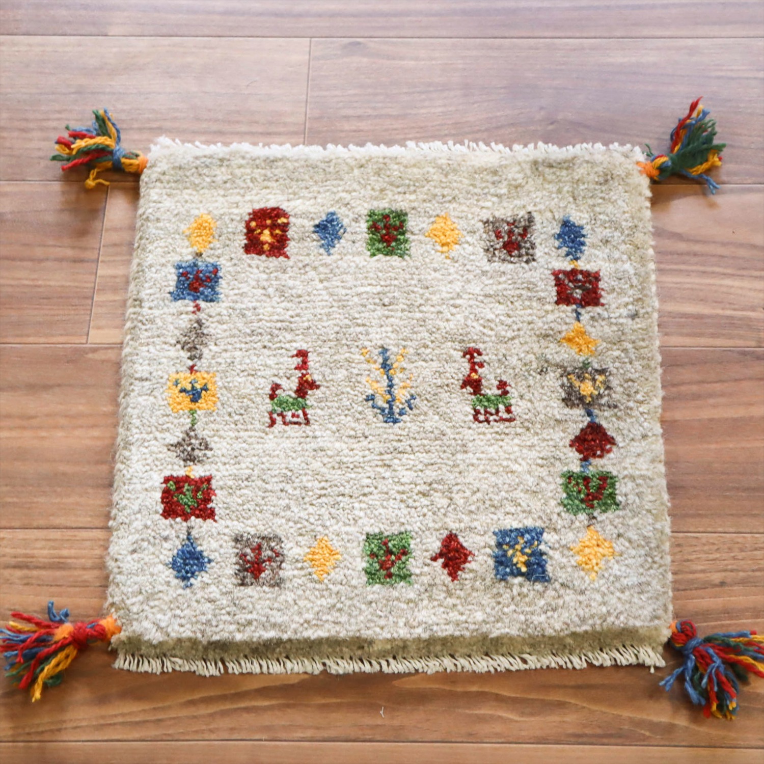 ギャッベ イラン産手織り 座布団サイズ 42x40cm ライトグレー　カラフルなモチーフ