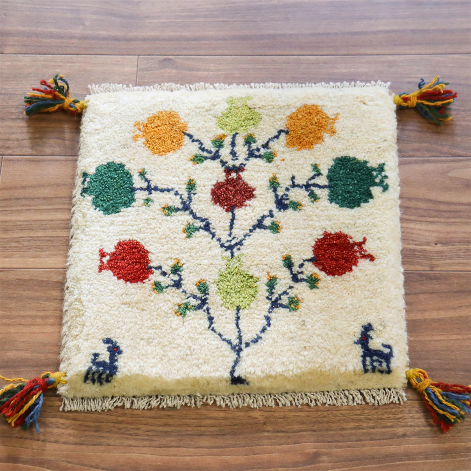 ギャッベ イラン産手織り 座布団サイズ 39x37cm ナチュラルアイボリー　ザクロの実