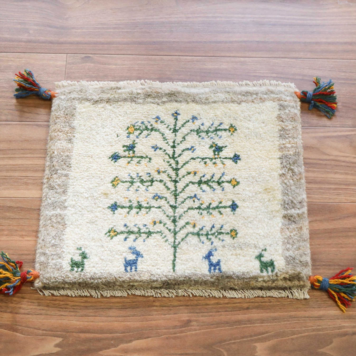 ギャッベ イラン産手織り 座布団サイズ 39x43cm ナチュラルアイボリー　生命の木と動物たち