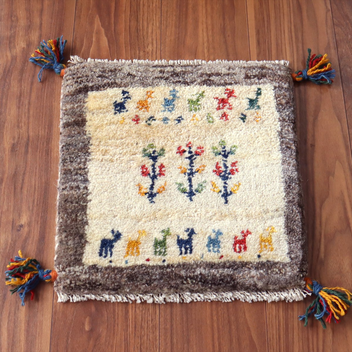 ギャッベ イラン産手織り 座布団サイズ39×37cm ナチュラルアイボリー カラフルな動物と生命の樹