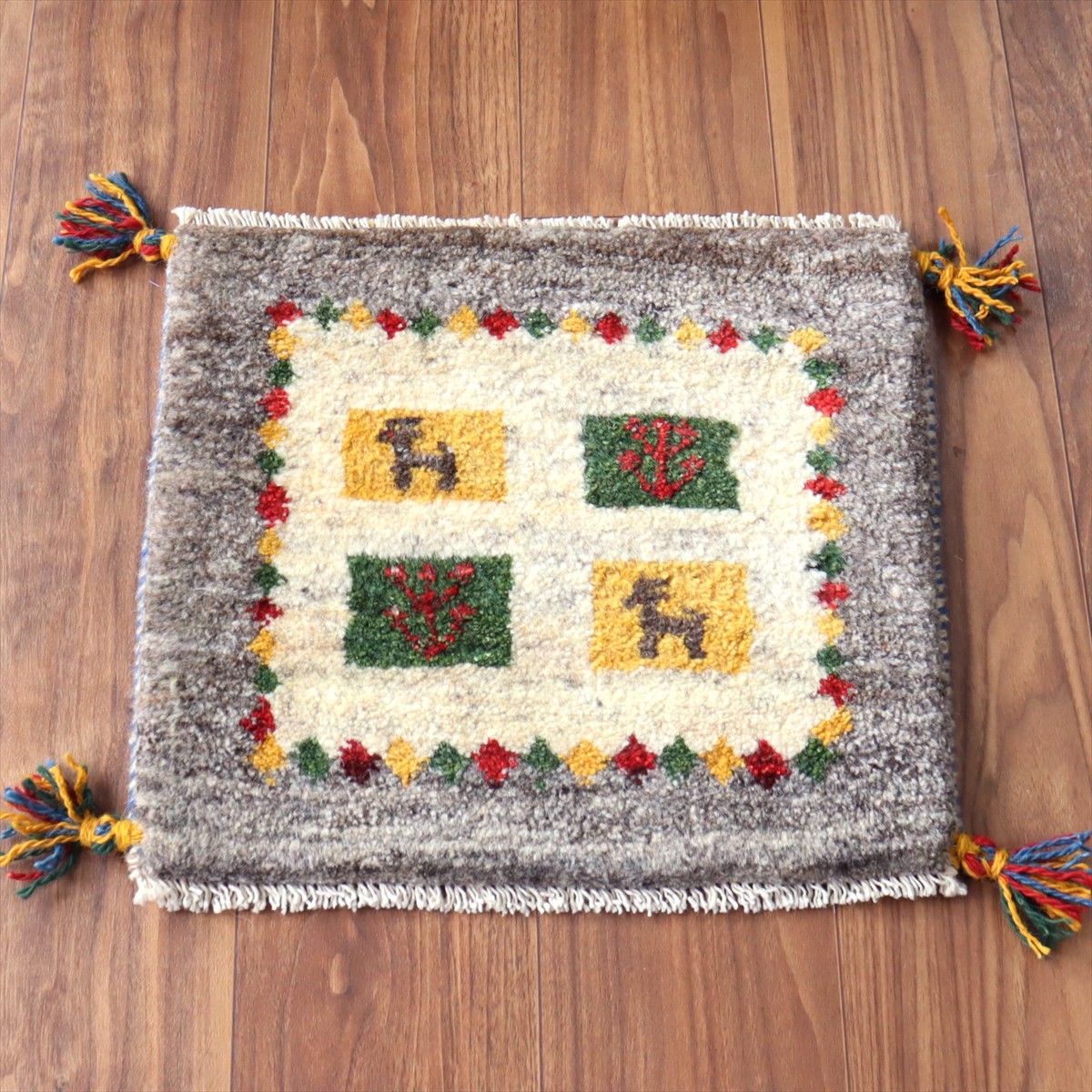 ギャッベ イラン産手織り 座布団サイズ39×43cm ナチュラルアイボリー カラフルなタイル 動物と生命の樹