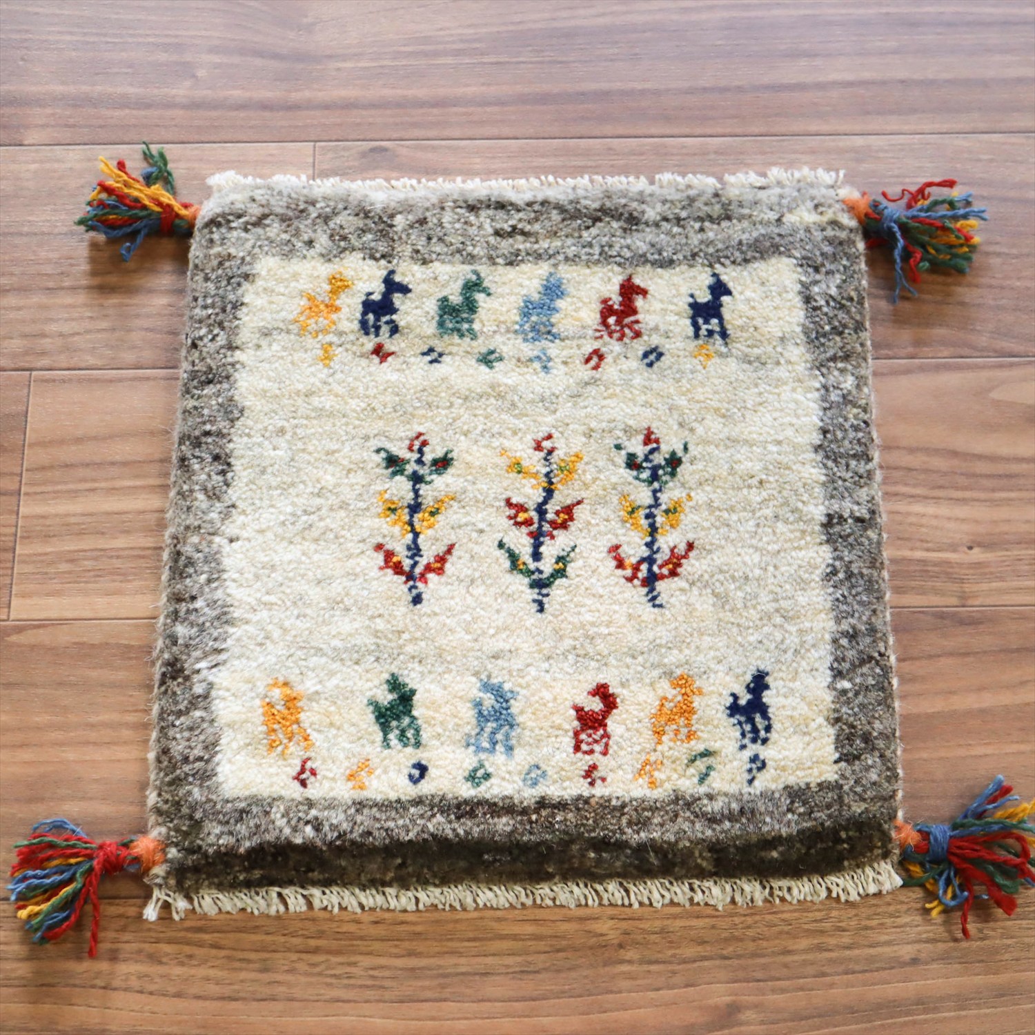 ギャッベ イラン産手織り 座布団サイズ 41x38cm ナチュラルアイボリー/グレー