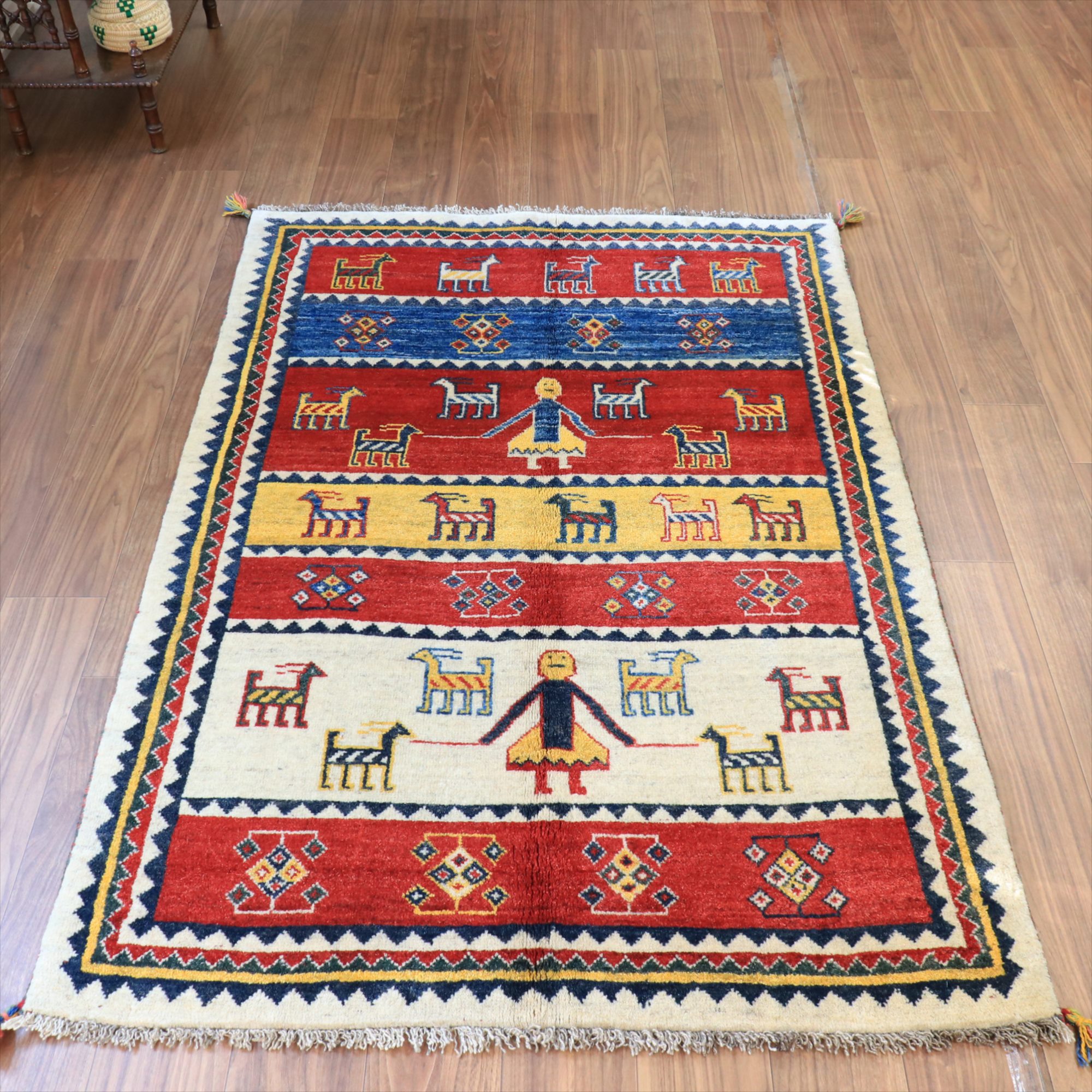 ギャッベ アマレバフ イラン カシュカイ族 174x120cm スカートをはいた女の子と動物たち