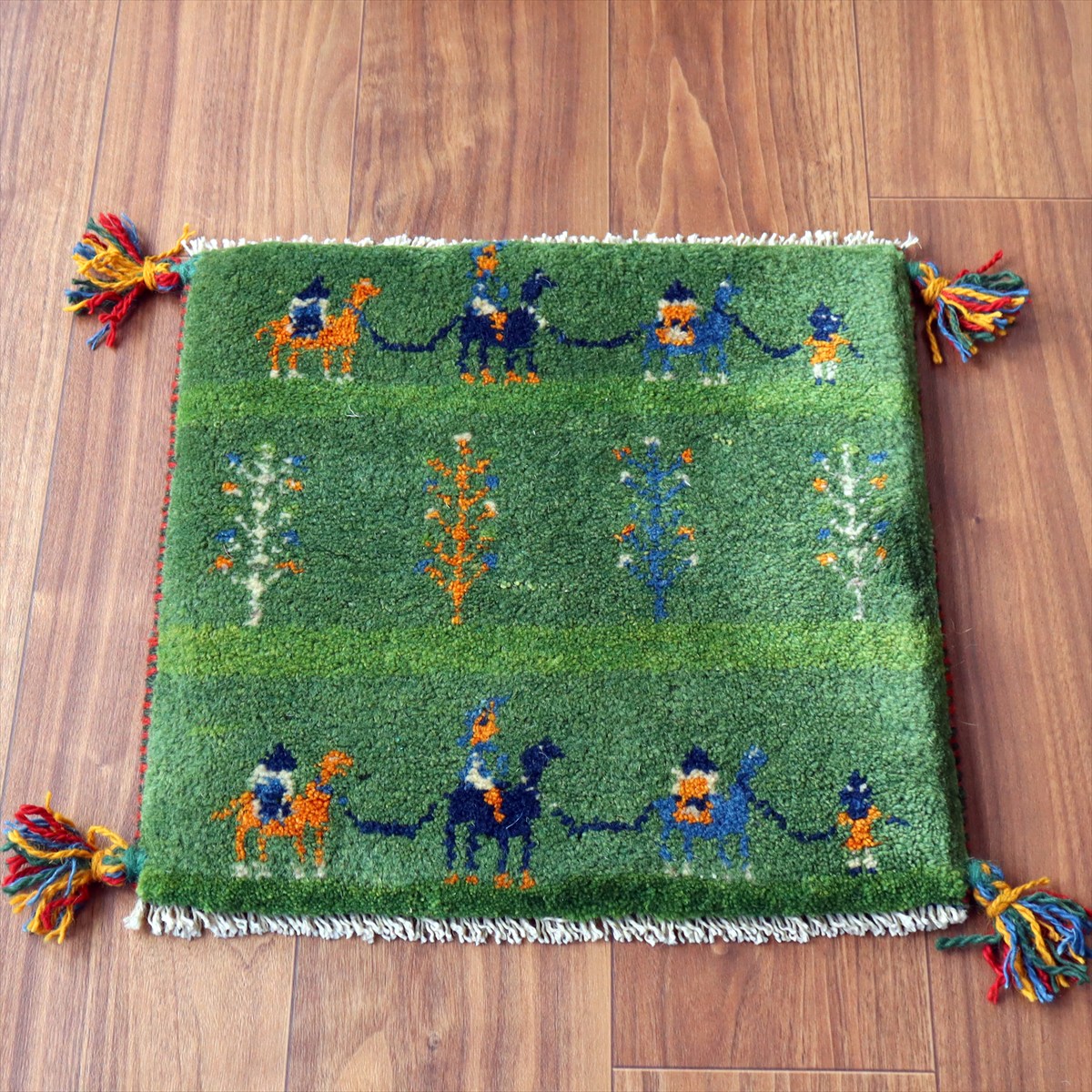 ギャッベ イラン産手織り 座布団サイズ39×41cm グリーン ラクダのキャラバンとと生命の樹