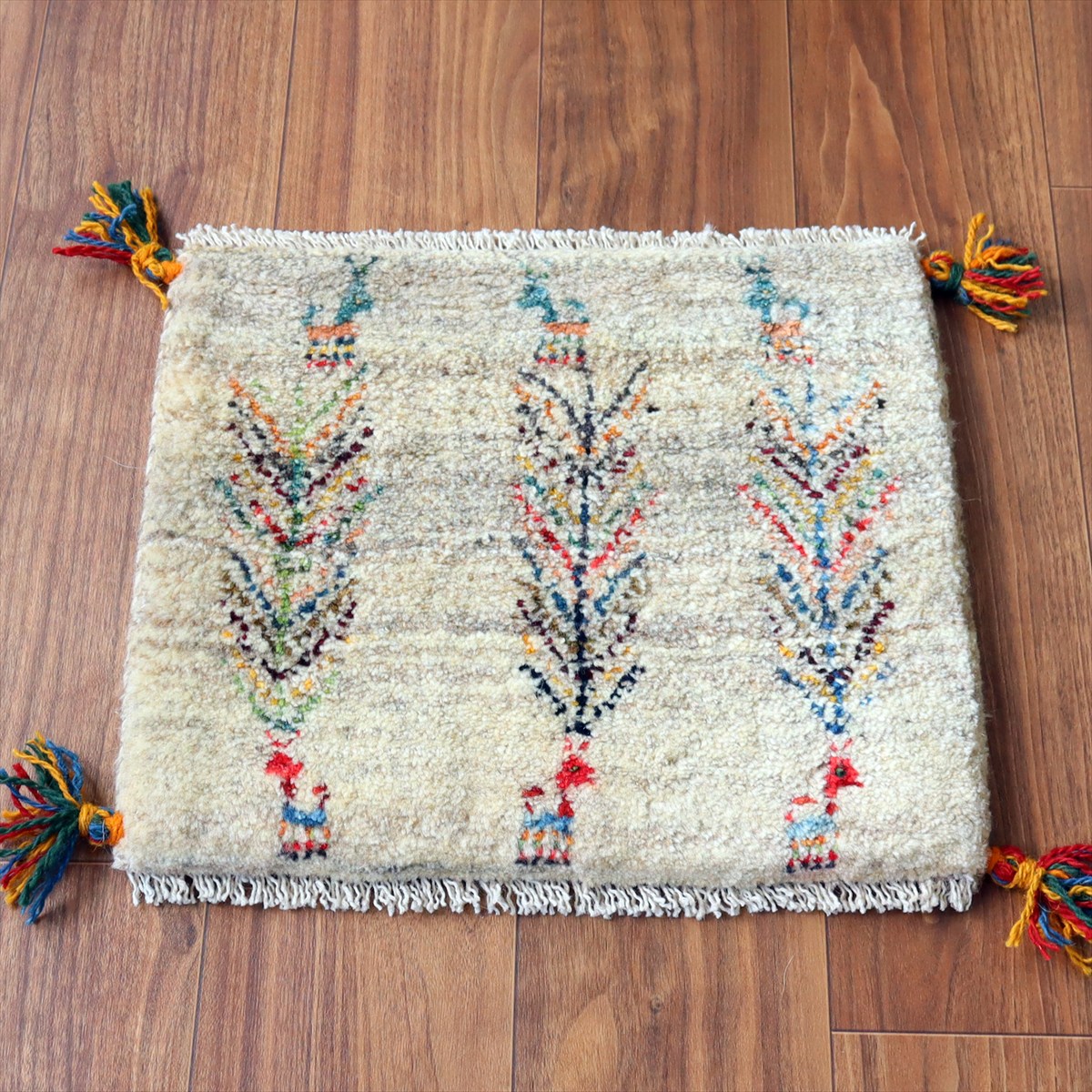 ギャッベ イラン産手織り 座布団サイズ38×44cm ナチュラルアイボリー 動物と連なるカラフルな生命の樹