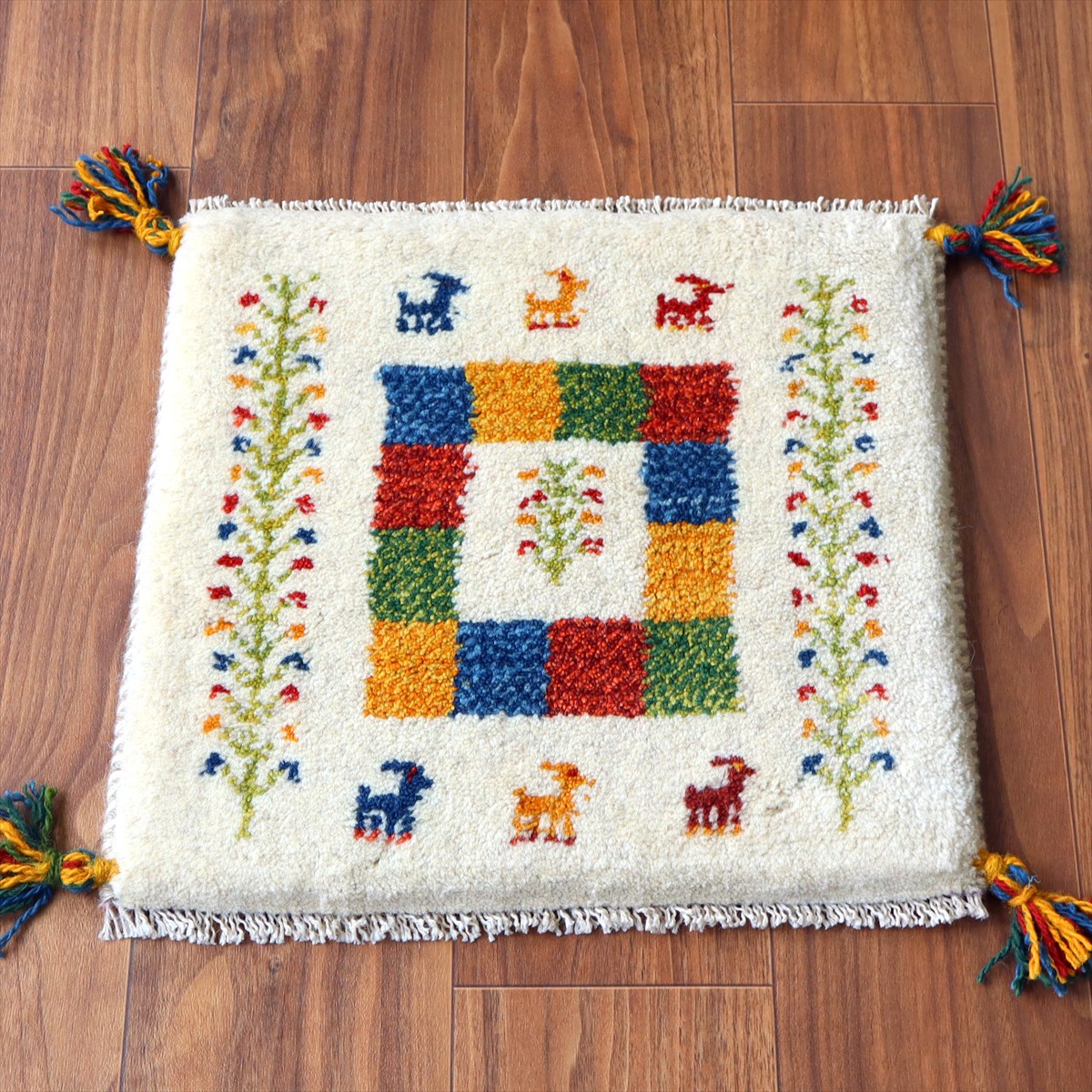 ギャッベ イラン産手織り 座布団サイズ39×42cm ナチュラルアイボリー 動物と連なるカラフルな生命の樹