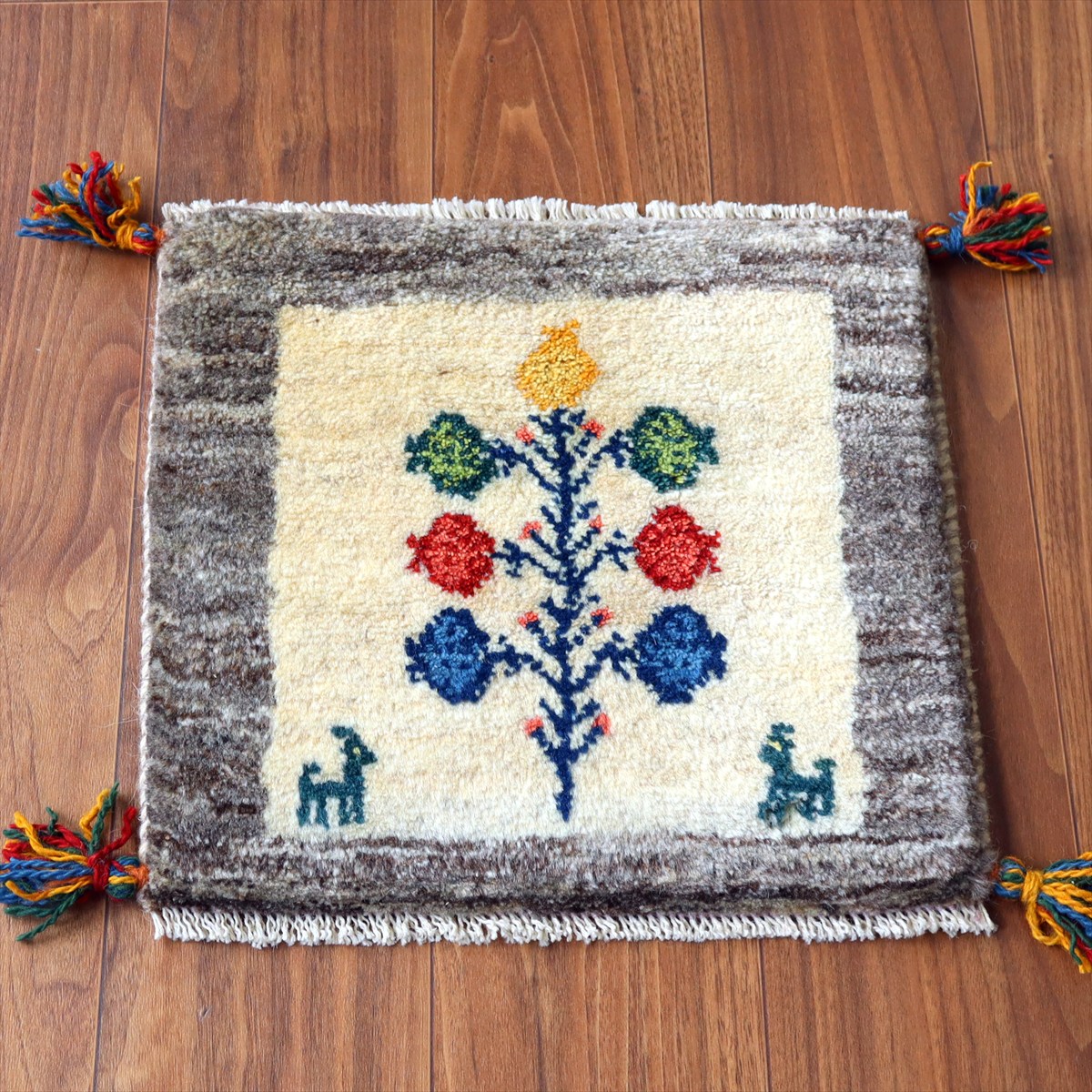 ギャッベ イラン産手織り 座布団サイズ39×41cm ナチュラルアイボリー 動物とカラフルなザクロの樹