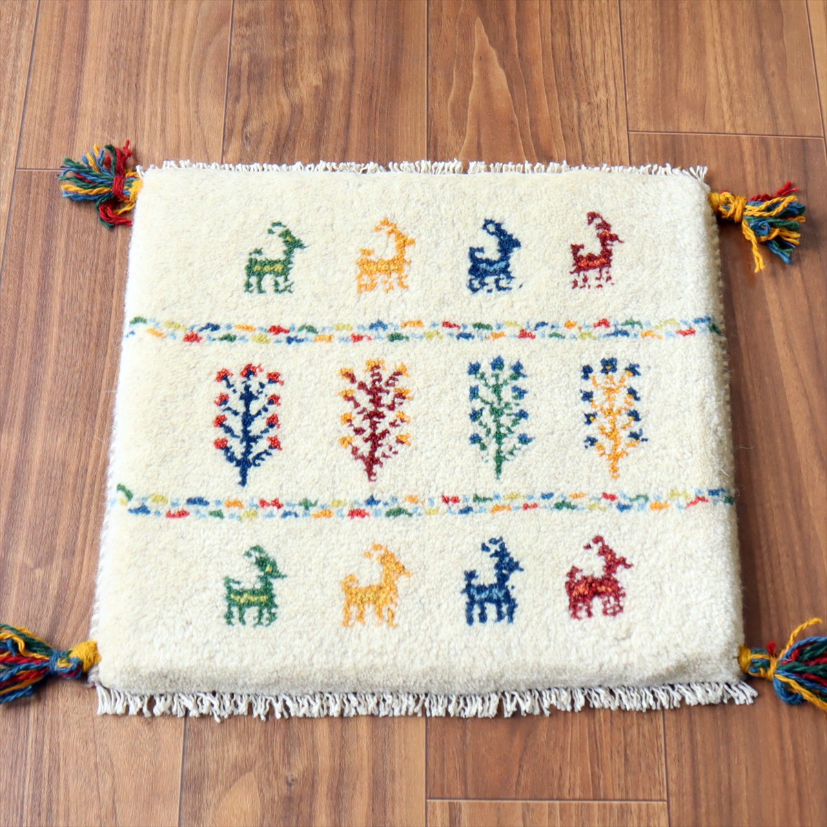 ギャッベ イラン産手織り 座布団サイズ39×42cm ナチュラルアイボリー カラフルな生命の樹と動物