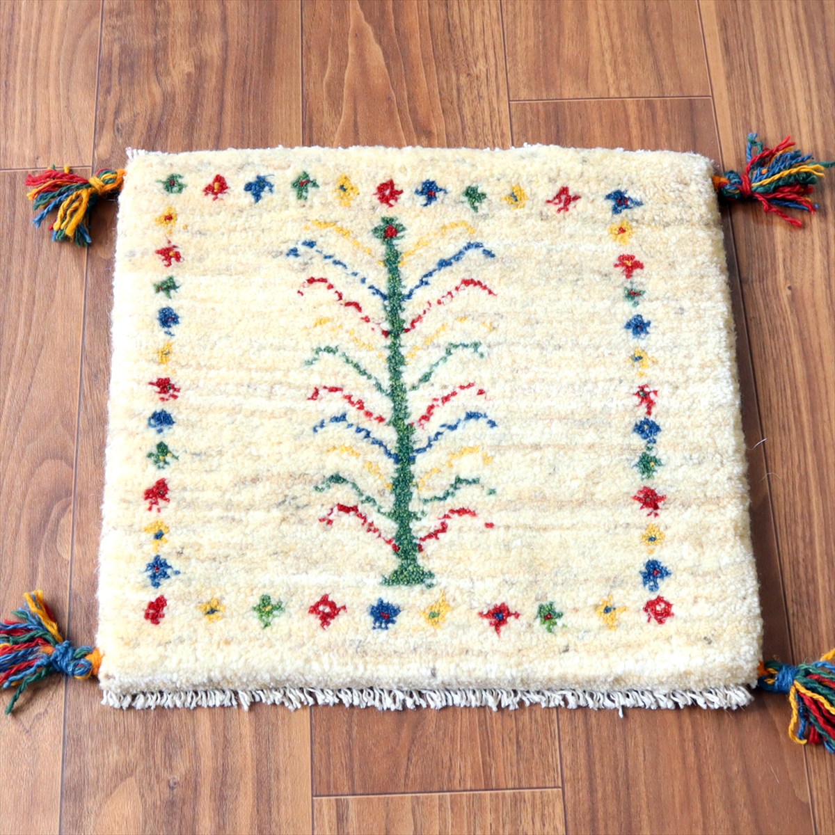 ギャッベ イラン産手織り 座布団サイズ40×42cm ナチュラルアイボリー カラフルな連なる生命の樹