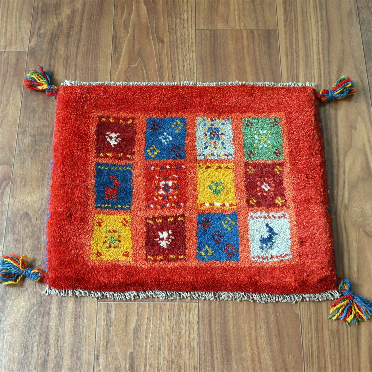 ギャッベ イラン産手織り 座布団サイズ36×45cm レッド カラフルタイル 生命の樹と動物