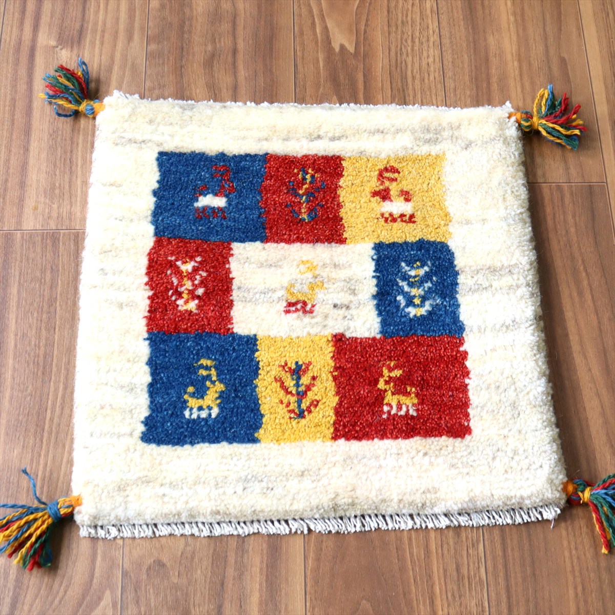 ギャッベ イラン産手織り 座布団サイズ42×42cm ナチュラルアイボリー カラフルタイル 動物と生命の樹