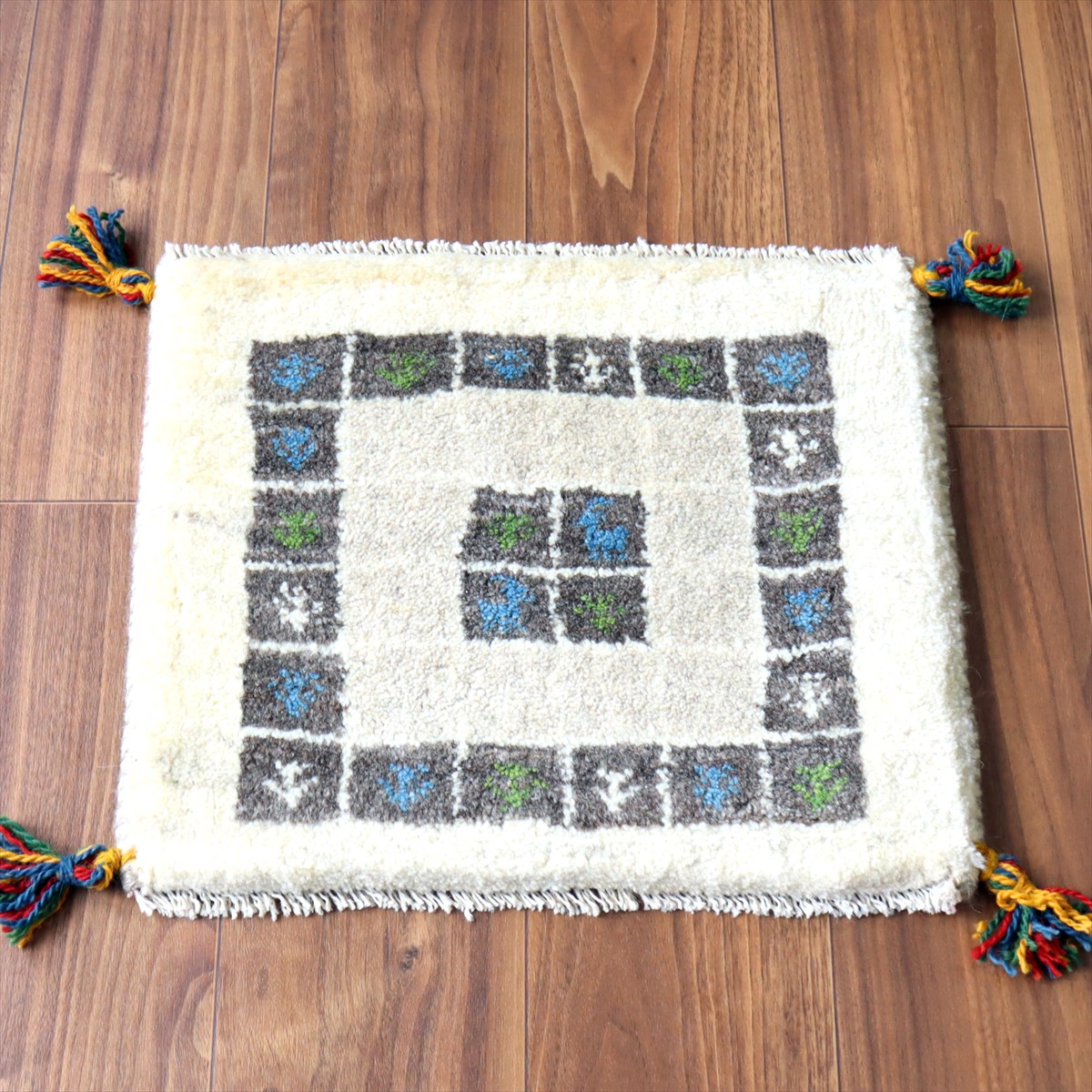 ギャッベ イラン産手織り 座布団サイズ36×44cm ナチュラルアイボリー タイルの中に生命の樹と動物