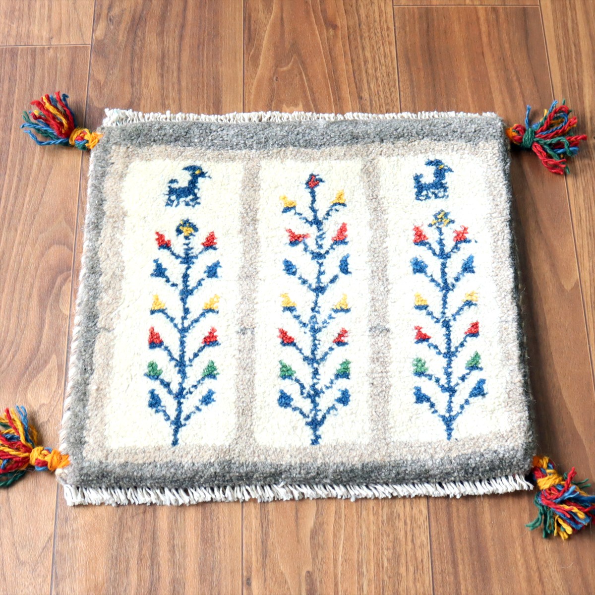 ギャッベ イラン産手織り 座布団サイズ36×39cm ナチュラルアイボリー カラフルな連なる生命の樹と動物