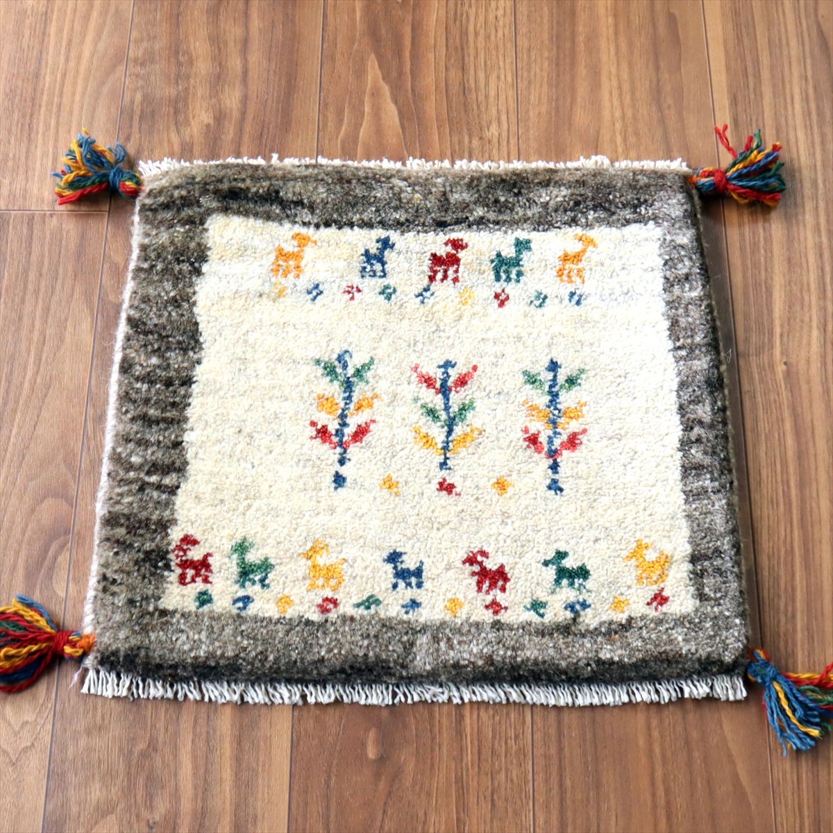 ギャッベ イラン産手織り 座布団サイズ40×43cm ナチュラルアイボリー カラフルな生命の樹と動物