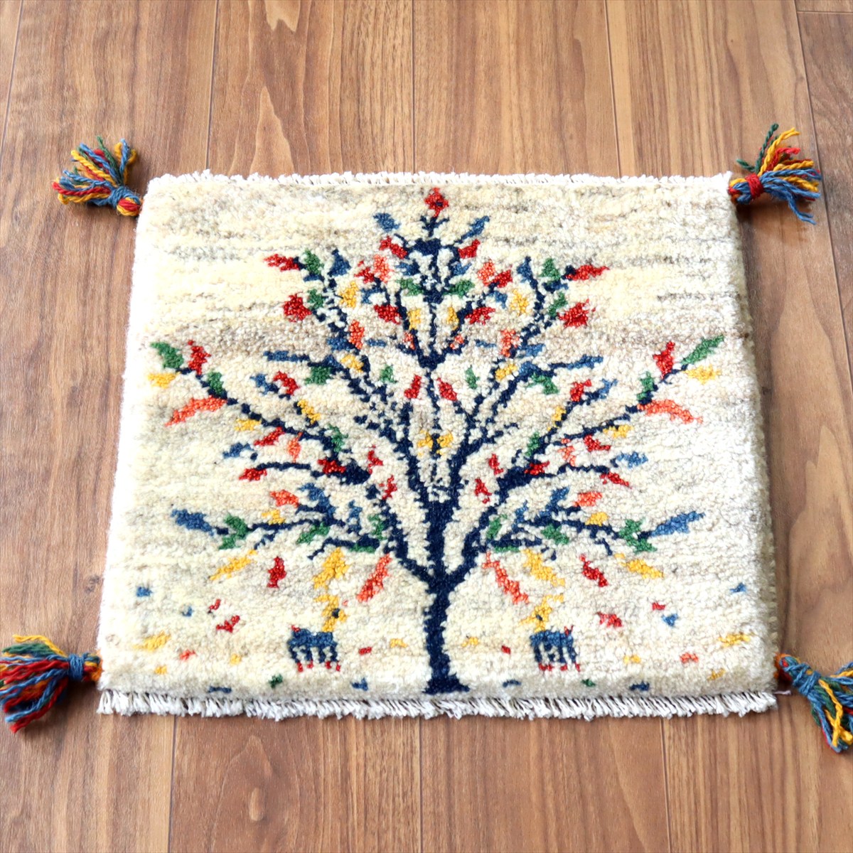 ギャッベ イラン産手織り 座布団サイズ38×43cm ナチュラルアイボリー カラフルな花の咲いた生命の樹と動物