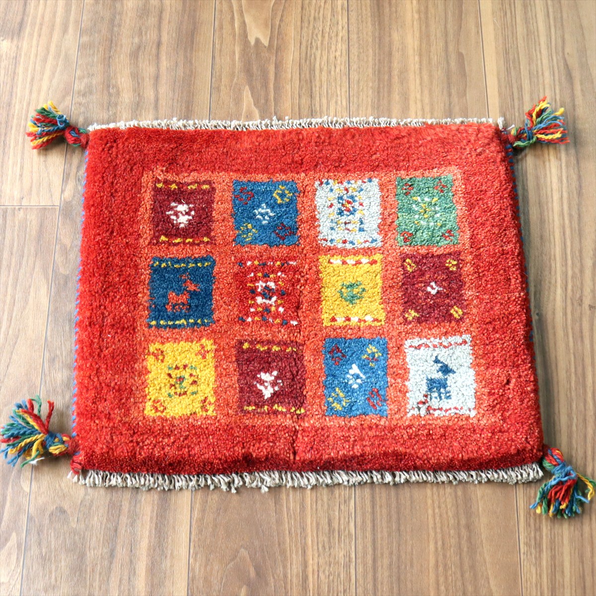 ギャッベ イラン産手織り 座布団サイズ37×45cm レッド カラフルタイルの中に動物と生命の樹