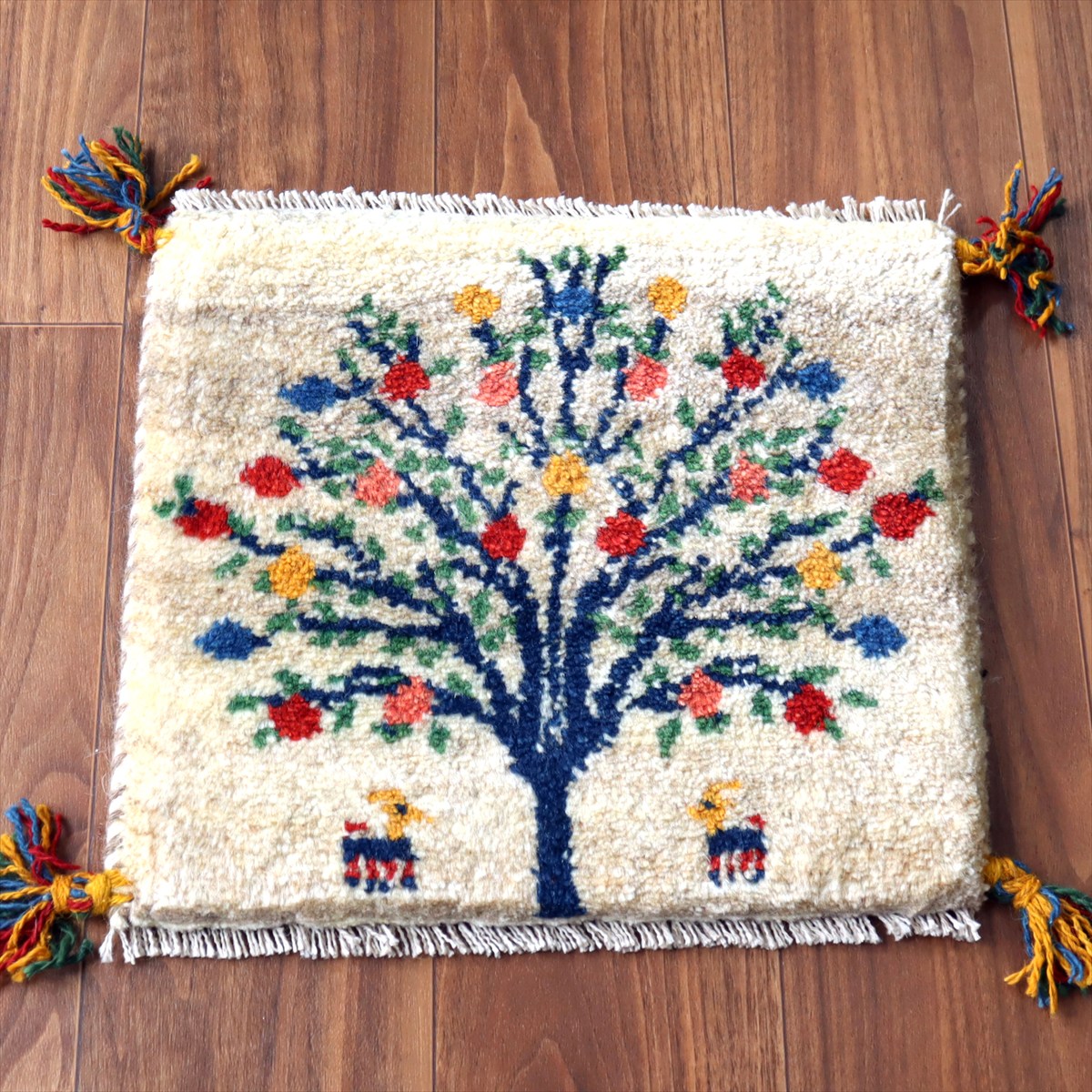 ギャッベ イラン産手織り 座布団サイズ37×40cm ナチュラルアイボリー カラフルなザクロの樹と動物