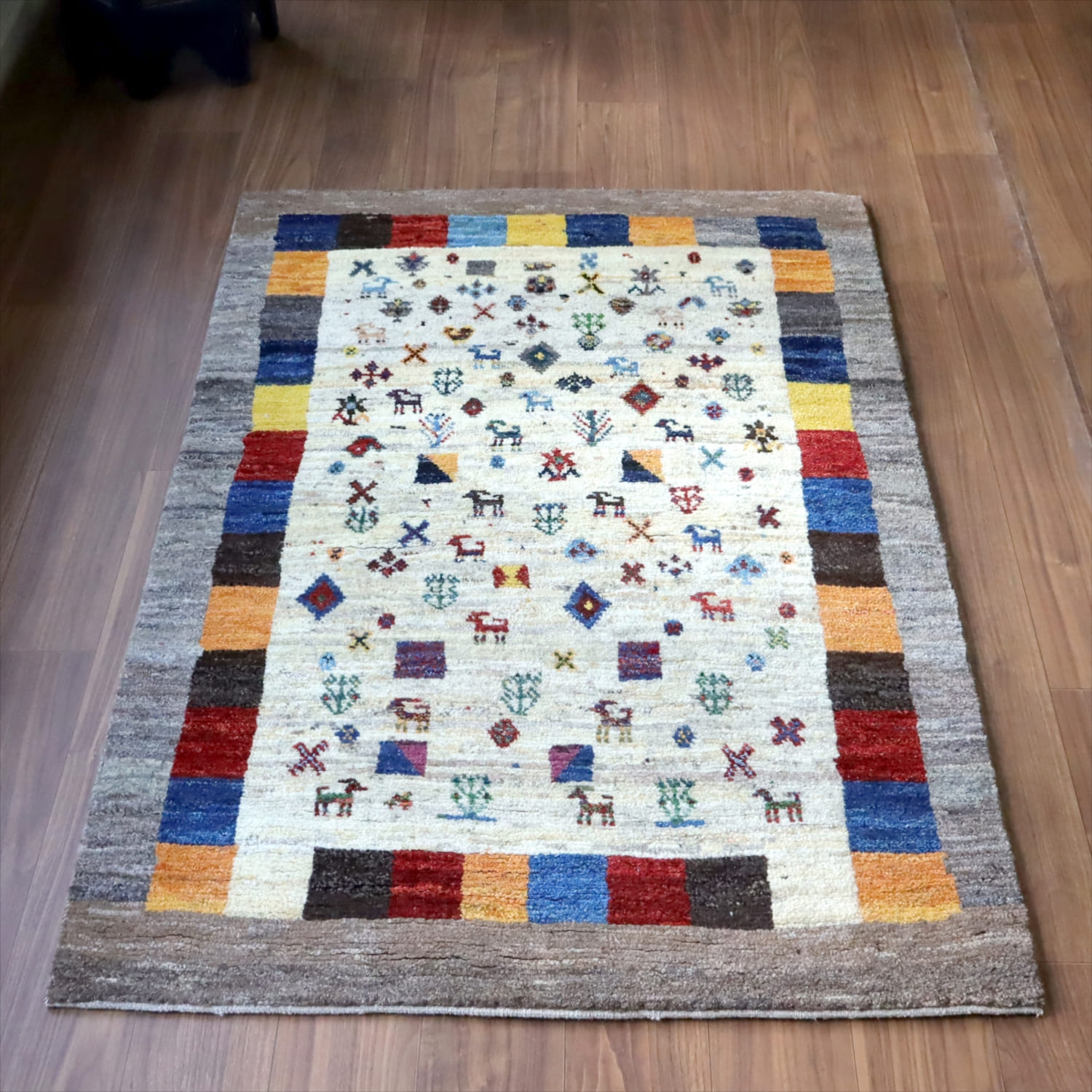 ギャッベ ノマド　 156x107cm ナチュラル＆グレー　たくさんの動物や草花モチーフ　イラン産手織り　Gabbeh Nomad