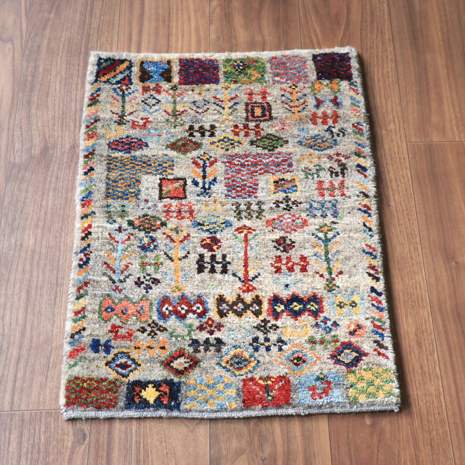 ギャッベ ノマド ミニギャッベ 63x44cm グレー　にぎやかなモチーフ