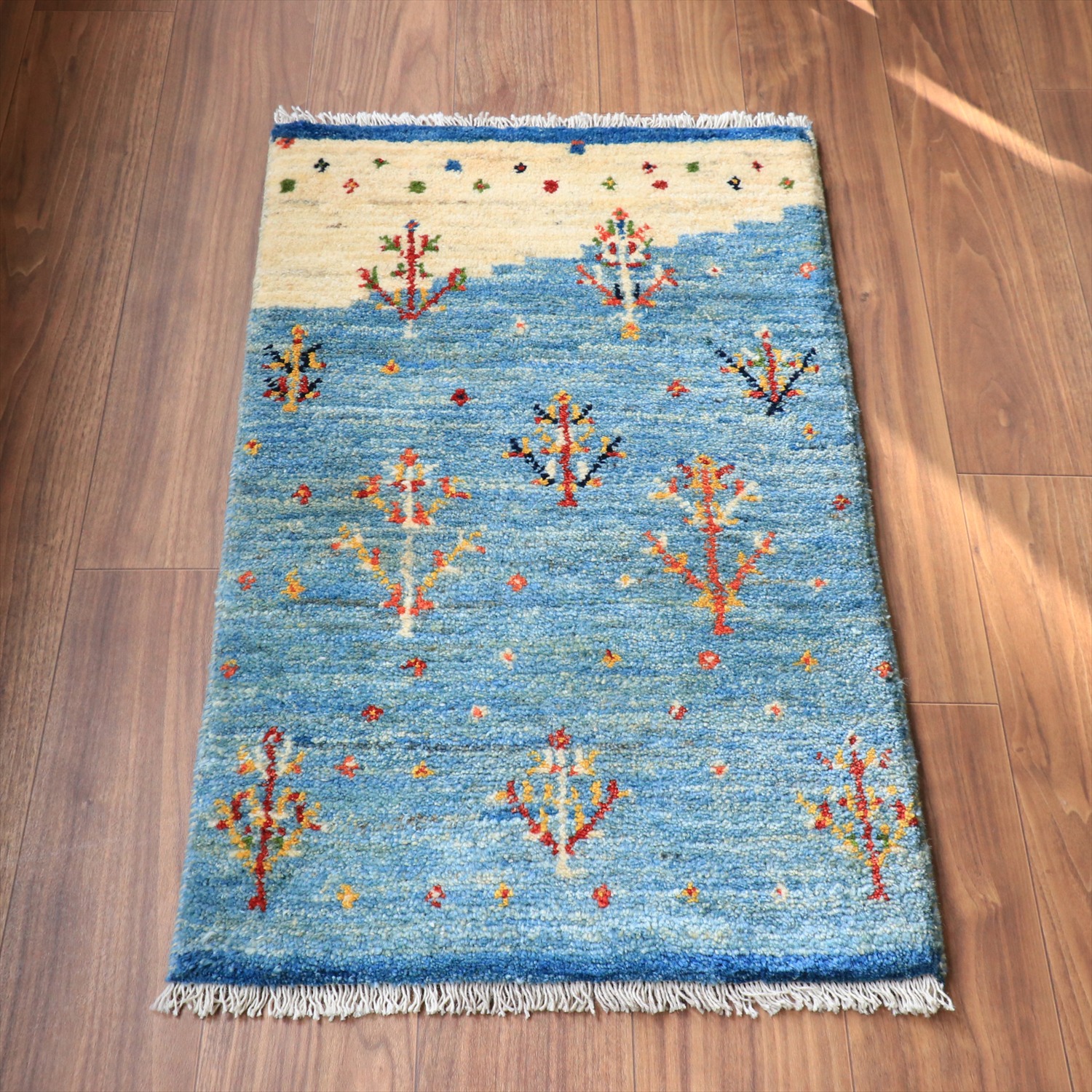 ギャッベ ノマド  91x55cm 明るい水色　花咲く生命の木