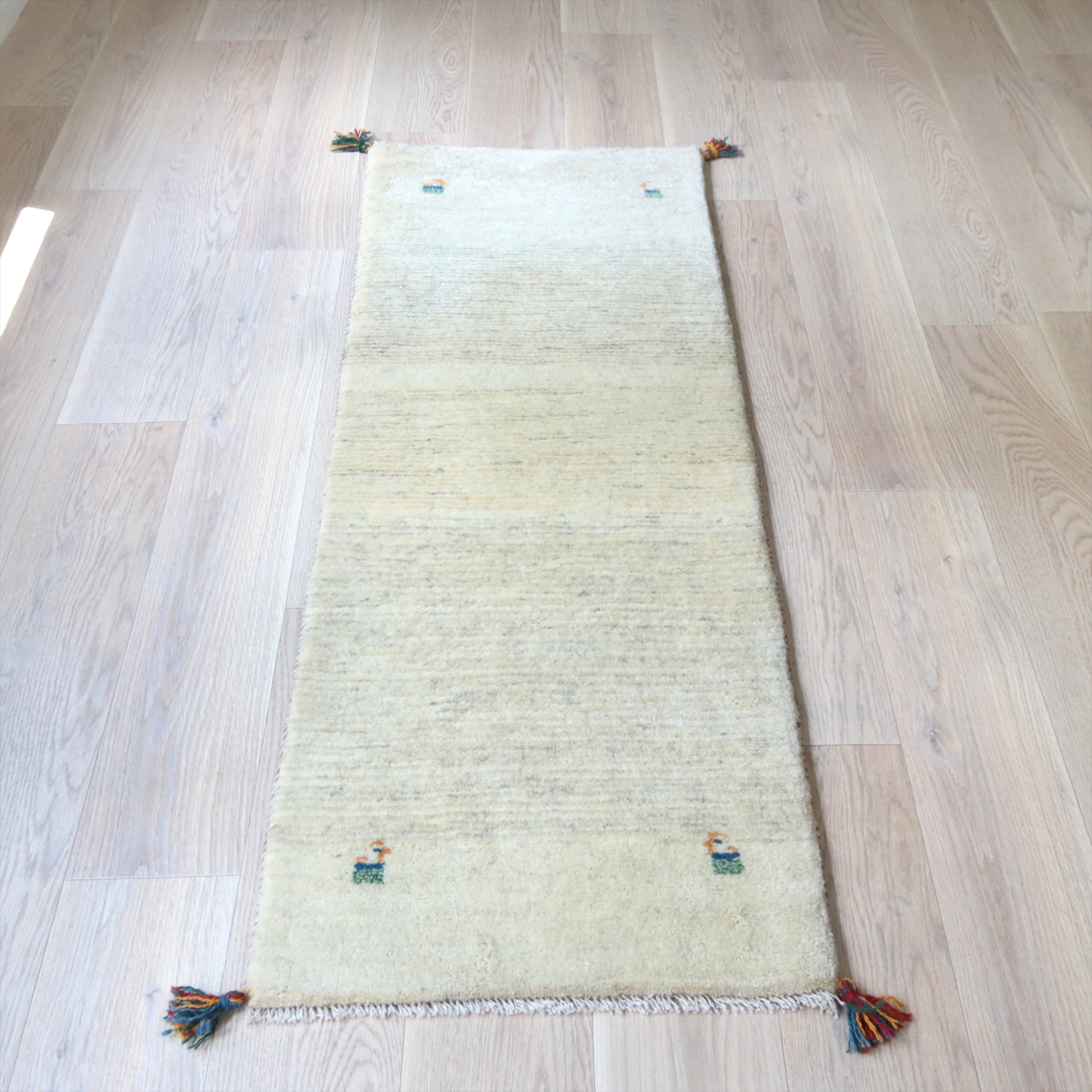 ギャッベ 無地 天然羊毛のアイボリー 173×60cm  カシュカイ族の手織りラグ　イラン産