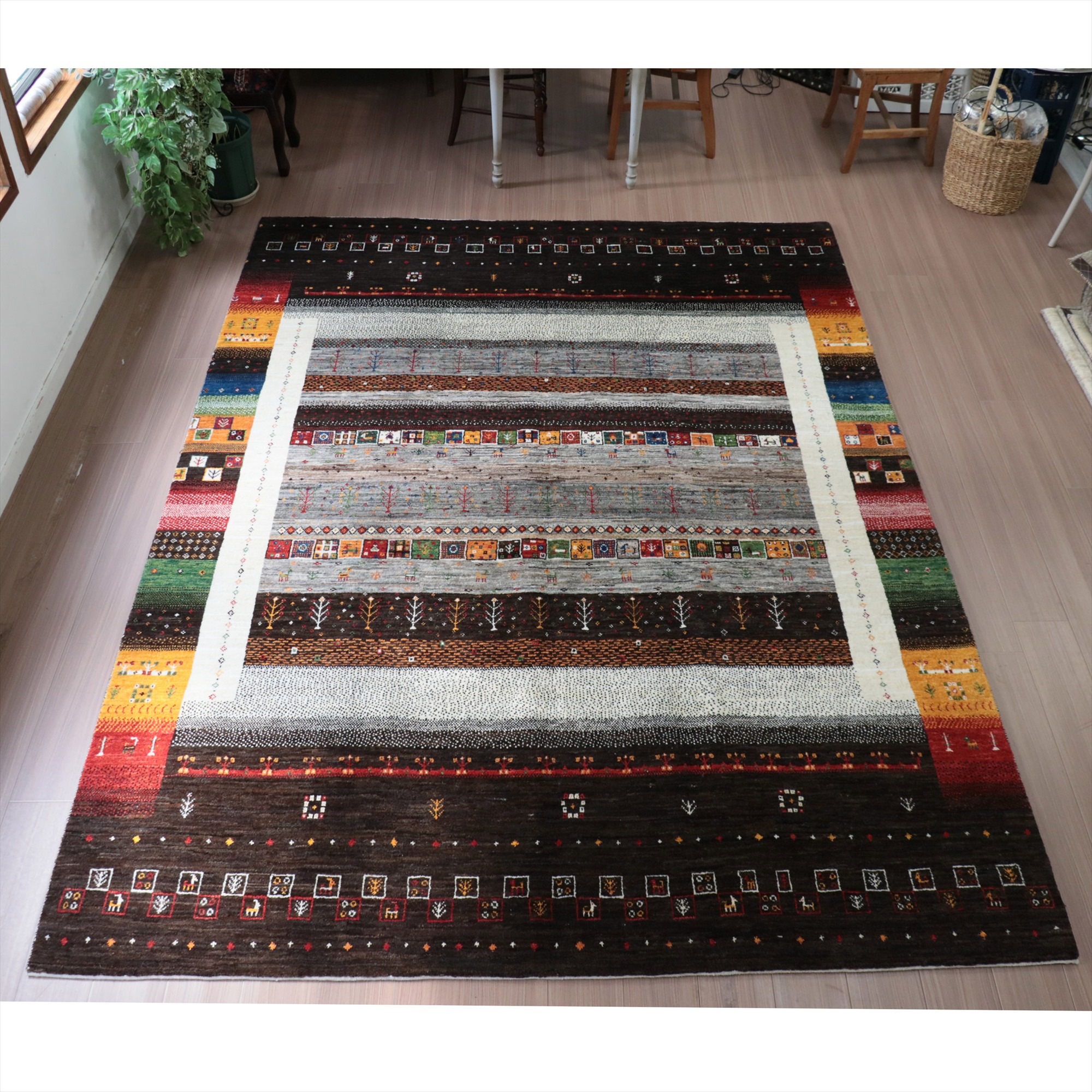 ギャッベ（ギャベ）　タビィバフ　イラン産手織りギャッベ 284x215cm ダークブラウン/カラフルグラデーションのボーダー