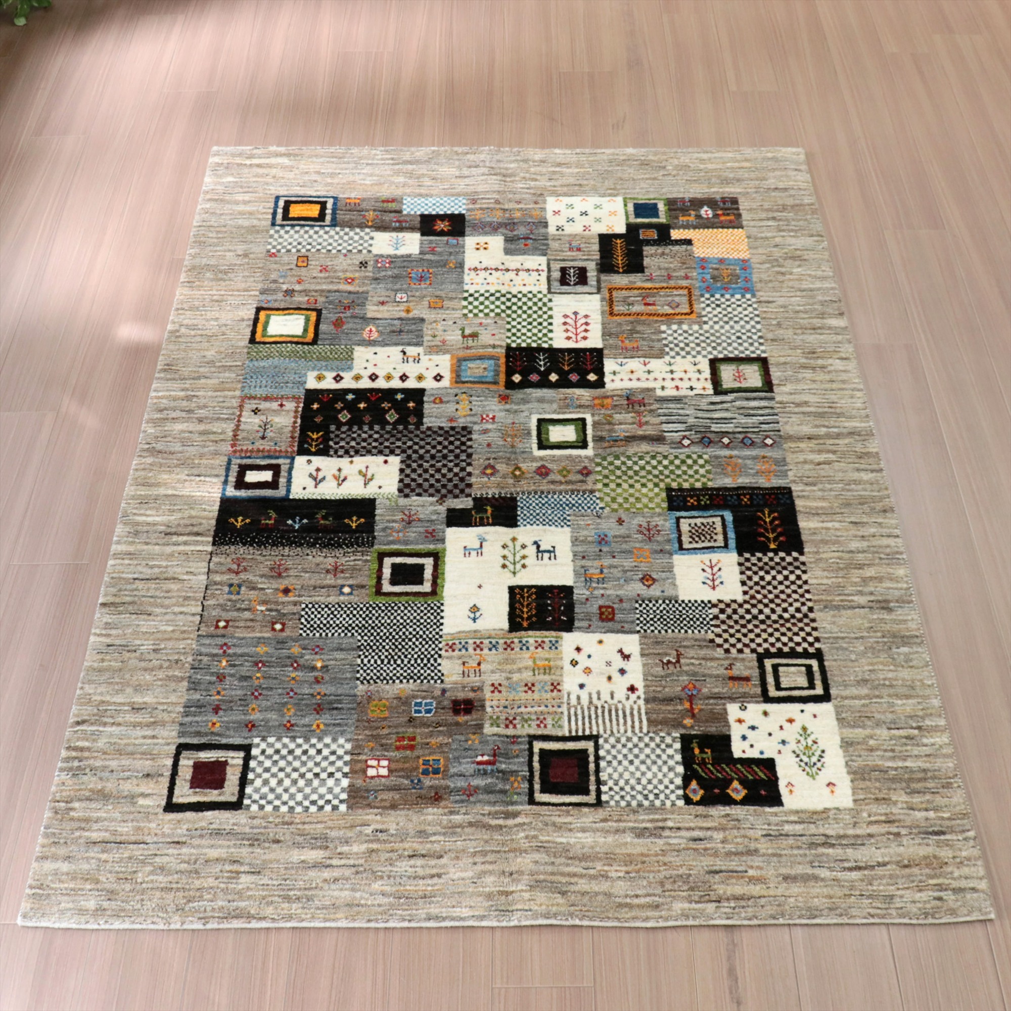 ギャッベ　ギャベ　カシュカイ族の手織りラグ 202x148cm タビィバフTabiibaft　ナチュラルグレー　モザイクタイル