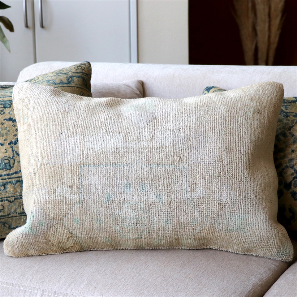 トライバルラグ・絨毯クッション ブリーチしたアンティーク加工/横長 Lumber Pillow