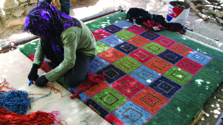 ギャッベを織る女性